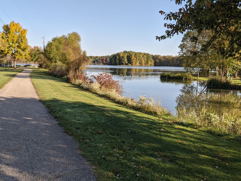 A Lakeside Loop That Makes Every Walk Feel Special A Lakeside Loop That Makes Every Walk Feel Special
