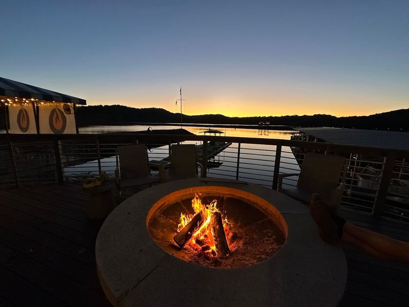 A Lakeside Tennessee Escape That Feels Like Its Own Little World