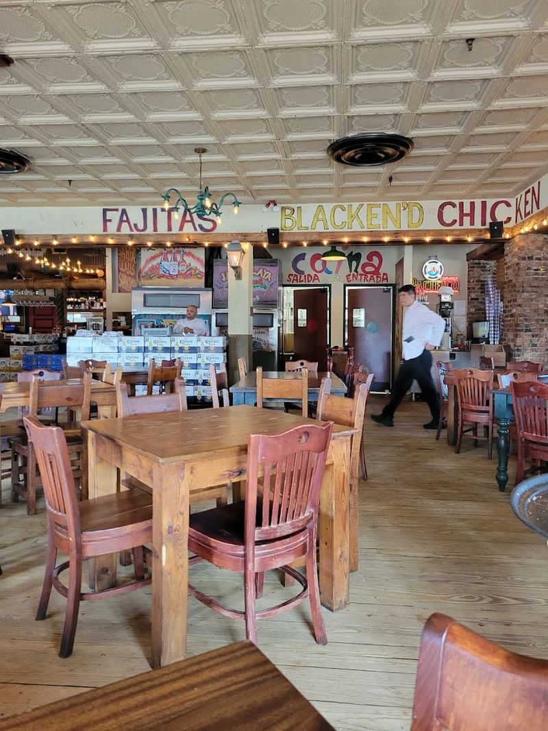 A Lively Southwestern Dining Room Built for Big Appetites and Good Times A Lively Southwestern Dining Room Built for Big Appetites and Good Times