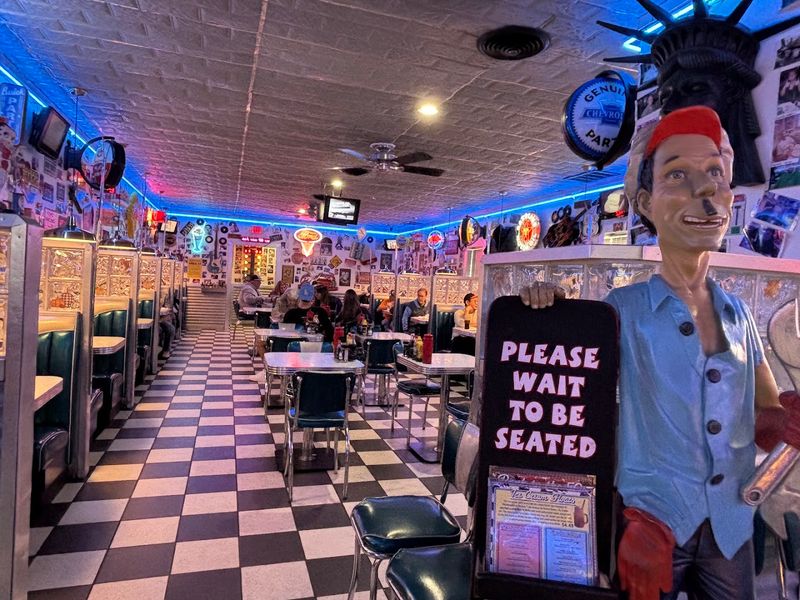 A Nostalgic Diner That Feels Straight Out of the 1950s