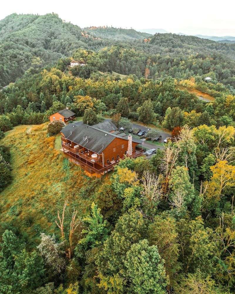 A Quiet Sevierville Escape With Grown-Up Mountain Charm A Quiet Sevierville Escape With Grown-Up Mountain Charm