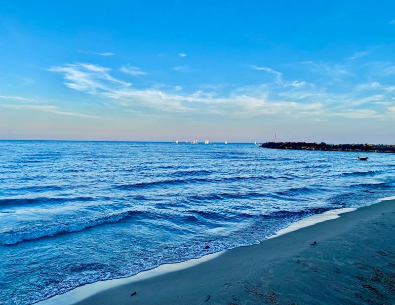 A Shoreline That Looks Borrowed From the Ocean A Shoreline That Looks Borrowed From the Ocean
