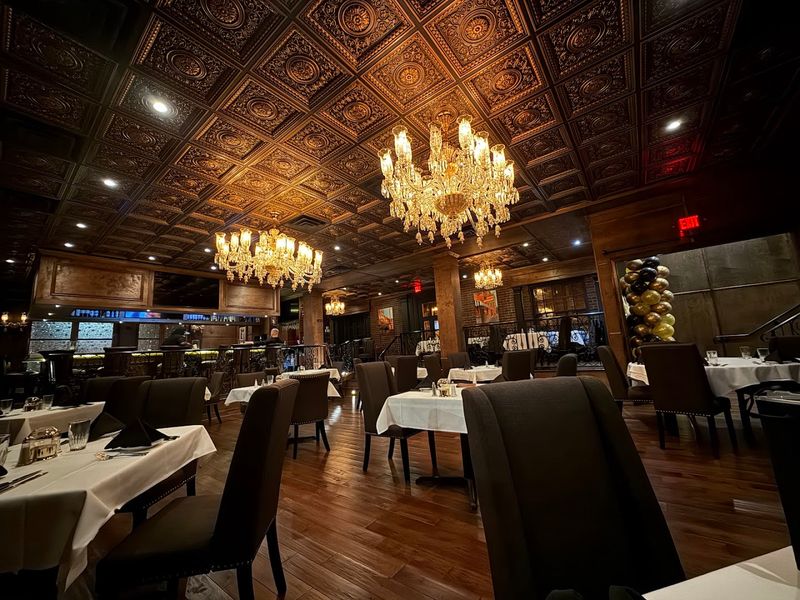 A Southern Mansion Setting That Makes Dinner Feel Special A Southern Mansion Setting That Makes Dinner Feel Special