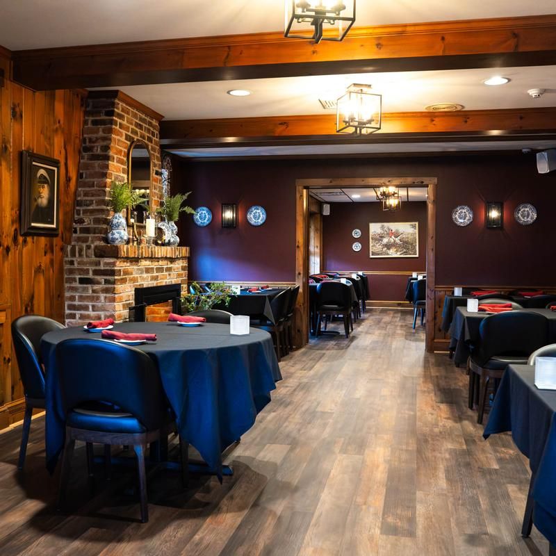 A Warm Dining Room Made for Special Occasions A Warm Dining Room Made for Special Occasions