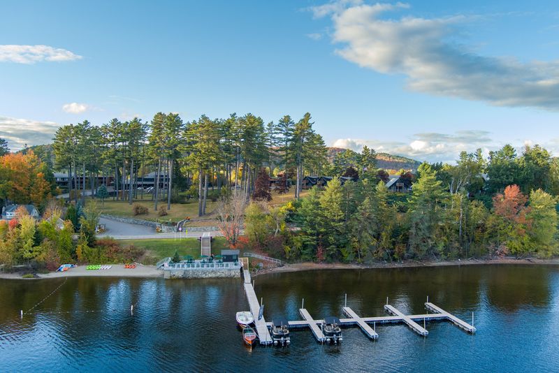 A lakeside setting that feels calm instead of crowded