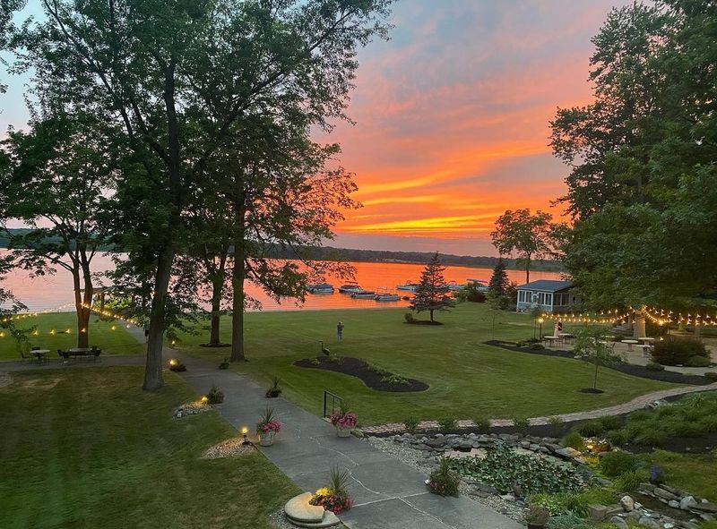 A lakeside setting that instantly feels like an escape