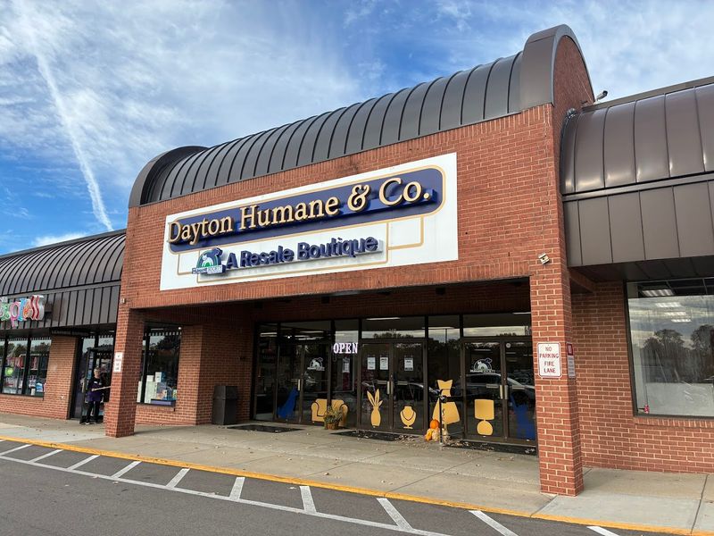 A shopping trip that supports local animals A shopping trip that supports local animals