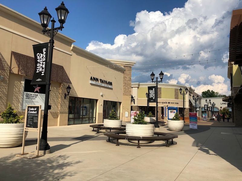 An outdoor layout that actually makes shopping enjoyable