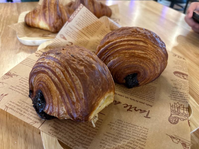 Best Timing for Coffee, Croissants, and a Slower Table Best Timing for Coffee, Croissants, and a Slower Table