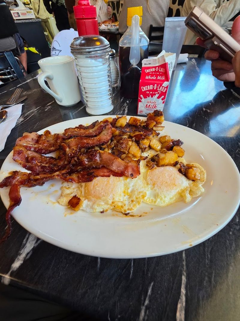 Big Breakfast Plates Keep the Morning Crowd Coming Back Big Breakfast Plates Keep the Morning Crowd Coming Back