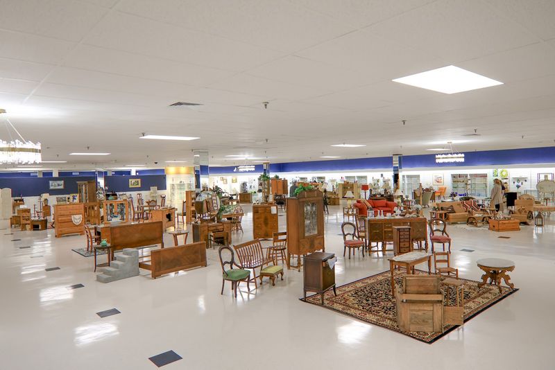 Clean, spacious, and easy to shop Clean, spacious, and easy to shop