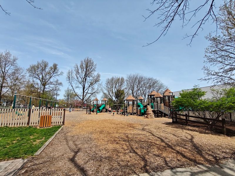 Cleanliness, upkeep, and the safe community feel Cleanliness, upkeep, and the safe community feel