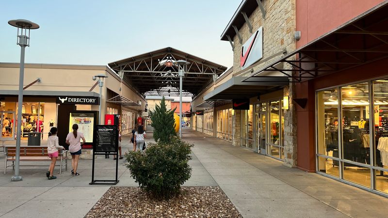 Customer Service That Keeps Shoppers Coming Back Customer Service That Keeps Shoppers Coming Back