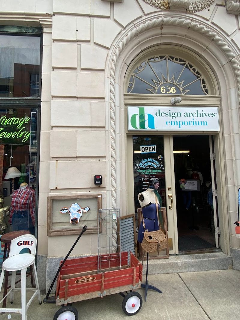 Design Archives Vintage and Handmade Emporium (Winston-Salem)