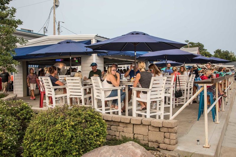 Dockers Waterfront Bar and Restaurant (Kelleys Island)