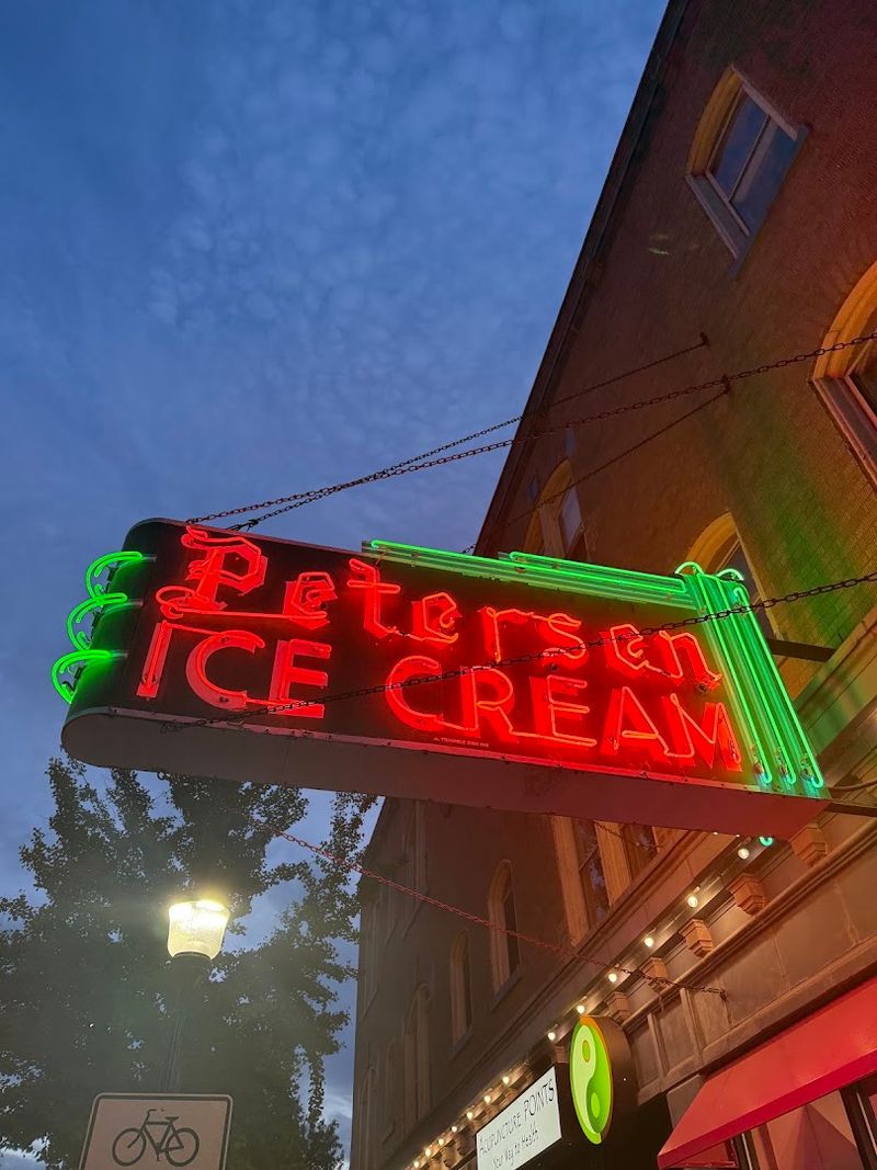 Petersen's Ice Cream (Oak Park) Petersen's Ice Cream (Oak Park)