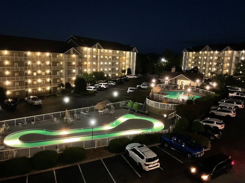 Elijah's Retreat With Lazy River & Two Pools – Pigeon Forge