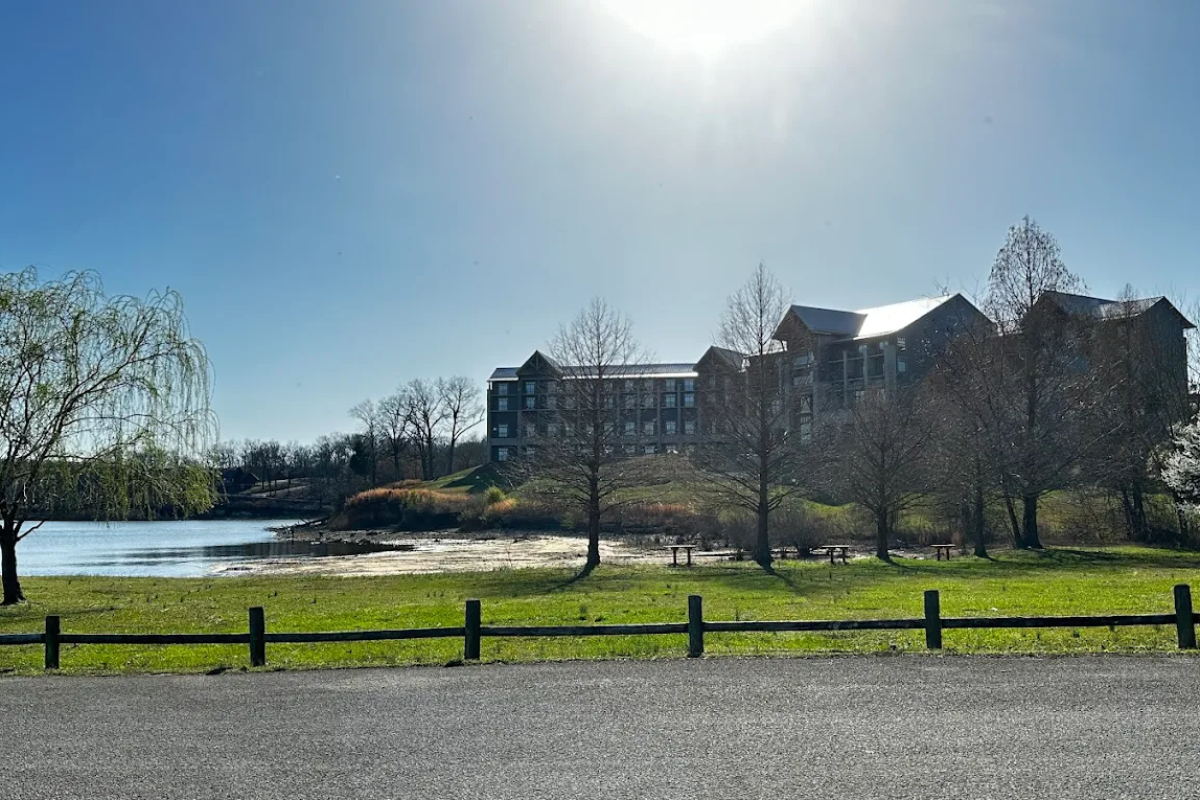 Everyone Should Visit This Relaxed Tennessee Lake Town at Least Once