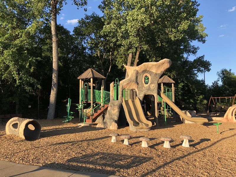 Family-Friendly Amenities Including Playgrounds and Picnic Areas