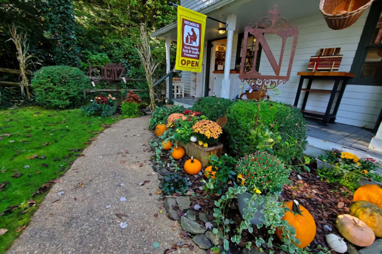 Few People Realize Tennessee Has An Entire Village Devoted To Art And Handmade Crafts