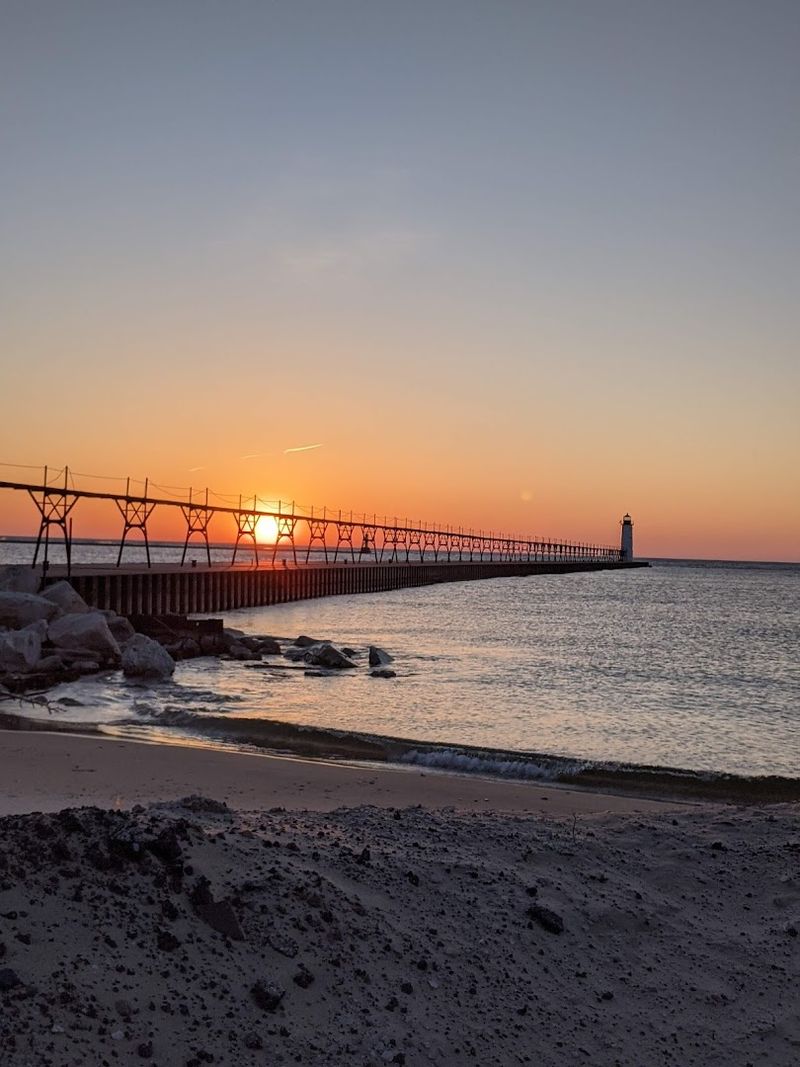 Fifth Avenue Beach / Manistee North Pierhead Fifth Avenue Beach / Manistee North Pierhead