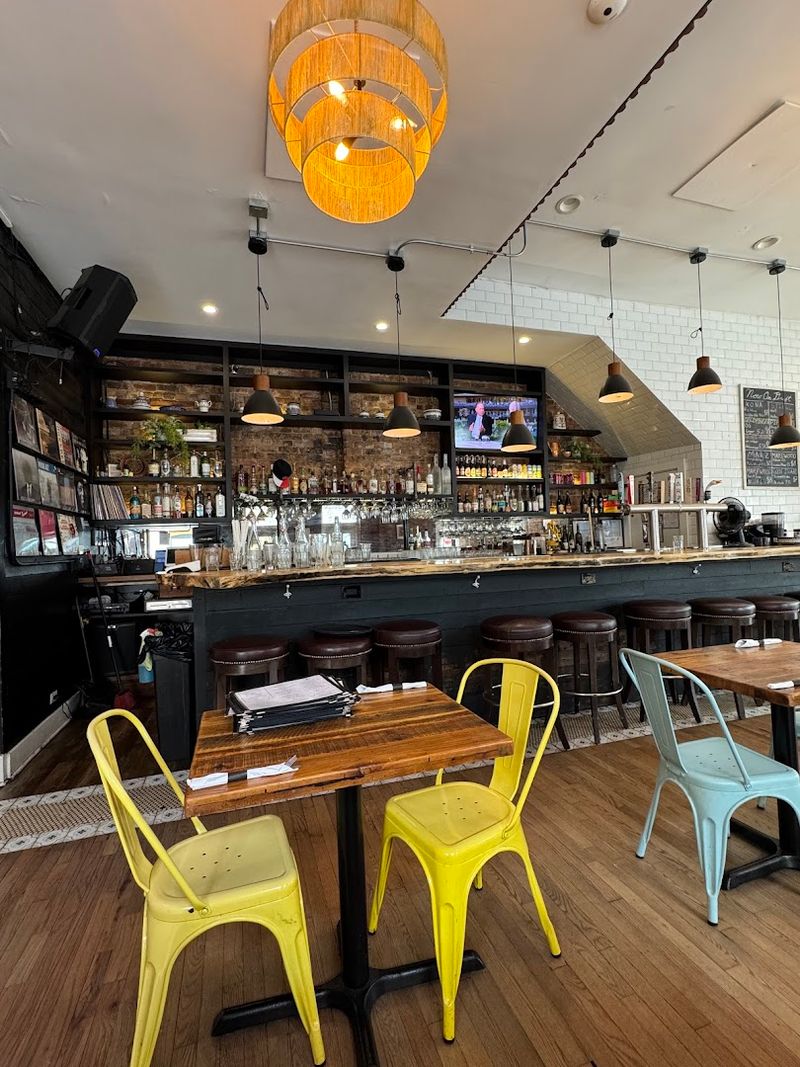 Why This Illinois Dining Room Clicks on a Snowy Night or a Casual Lunch Why This Illinois Dining Room Clicks on a Snowy Night or a Casual Lunch