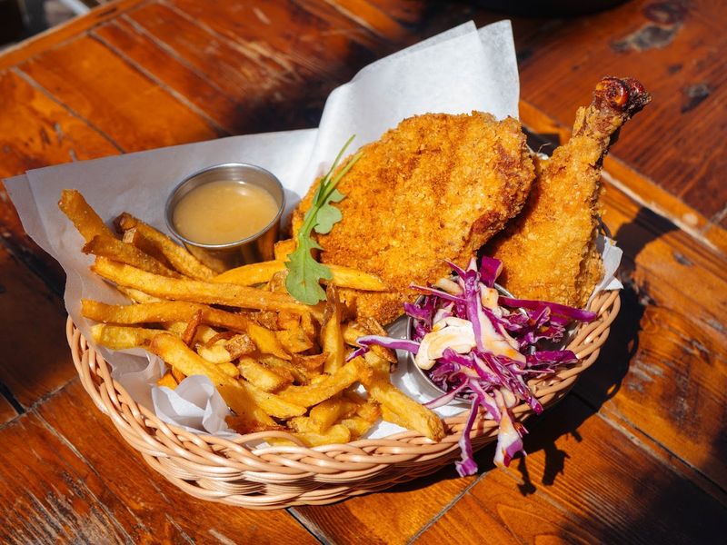 Fried Chicken on Naan Gives Classic Comfort Food an Unexpected Twist Fried Chicken on Naan Gives Classic Comfort Food an Unexpected Twist