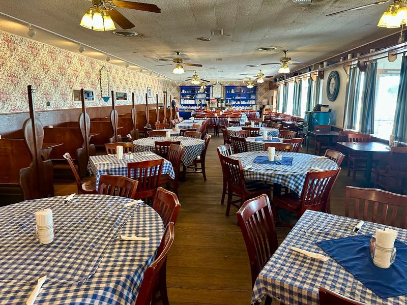 A Dining Room Built for Locals, Truckers, and Smart Detours A Dining Room Built for Locals, Truckers, and Smart Detours