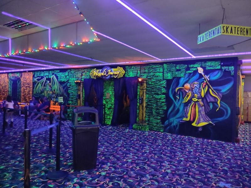 Glow-In-The-Dark 3D Mini Golf Glow-In-The-Dark 3D Mini Golf