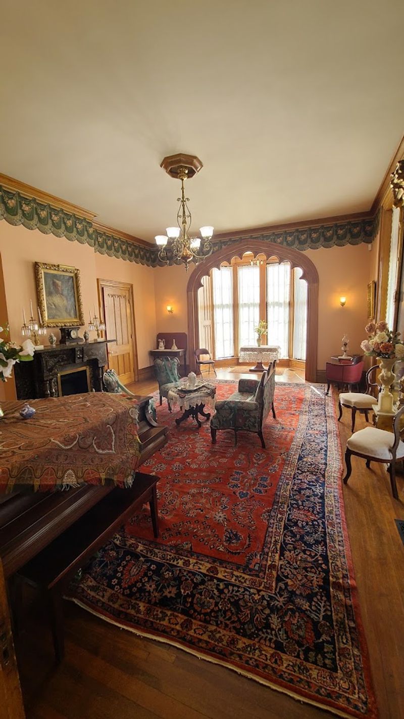 Guided Tours Turn Rooms Into Stories