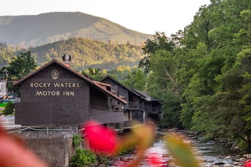 Historic Rocky Waters Inn, A Small Luxury Hotel – Gatlinburg