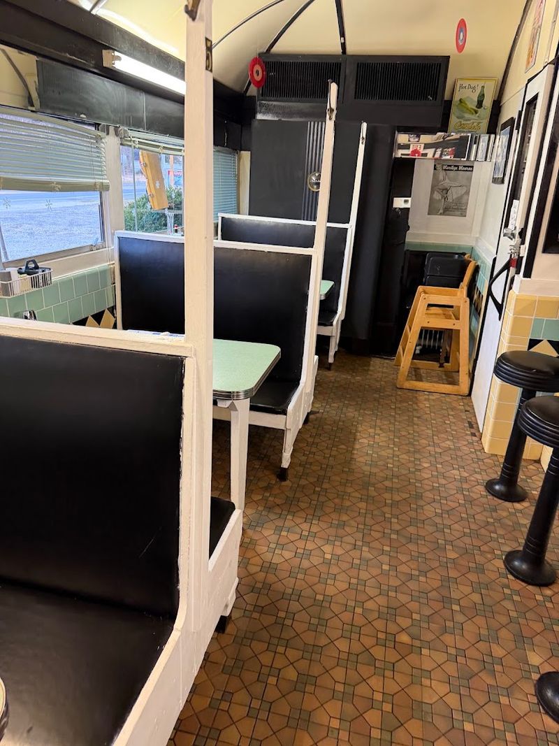 How Larry’s 50’s Diner Turns an Old Train Car Into a Cozy Local Hangout How Larry’s 50’s Diner Turns an Old Train Car Into a Cozy Local Hangout