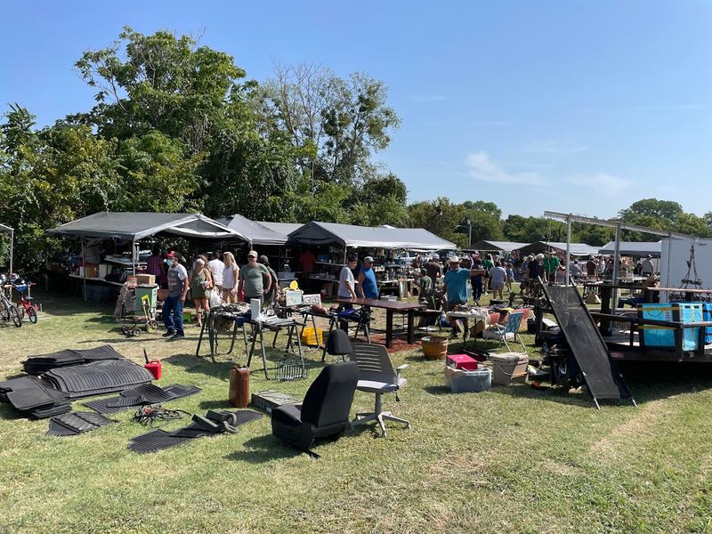 Hundreds of Vendors Selling Absolutely Everything Hundreds of Vendors Selling Absolutely Everything