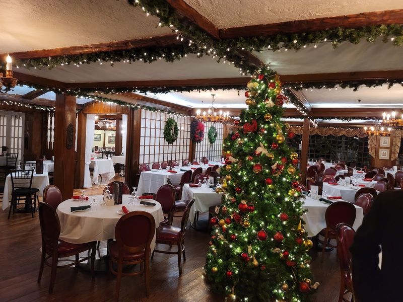 Inside the Dining Rooms, Warmth Does Much of the Work Inside the Dining Rooms, Warmth Does Much of the Work