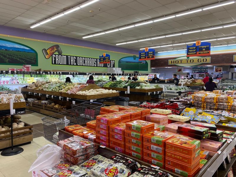 Aisles That Turn Grocery Shopping Into Exploration