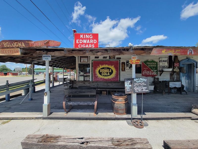 Know What To Expect Before Visiting This Tennessee Amish Country Stop