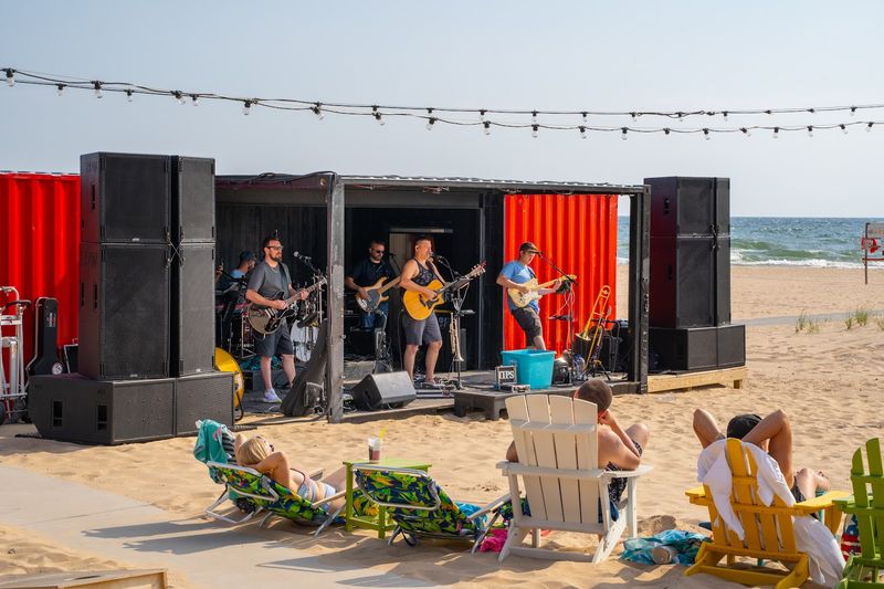 Live Music That Turns Lunch Into a Party Live Music That Turns Lunch Into a Party