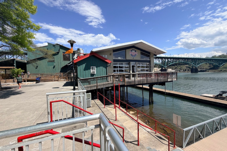 Locals Swear by These 9 Restaurants Along the Tennessee River