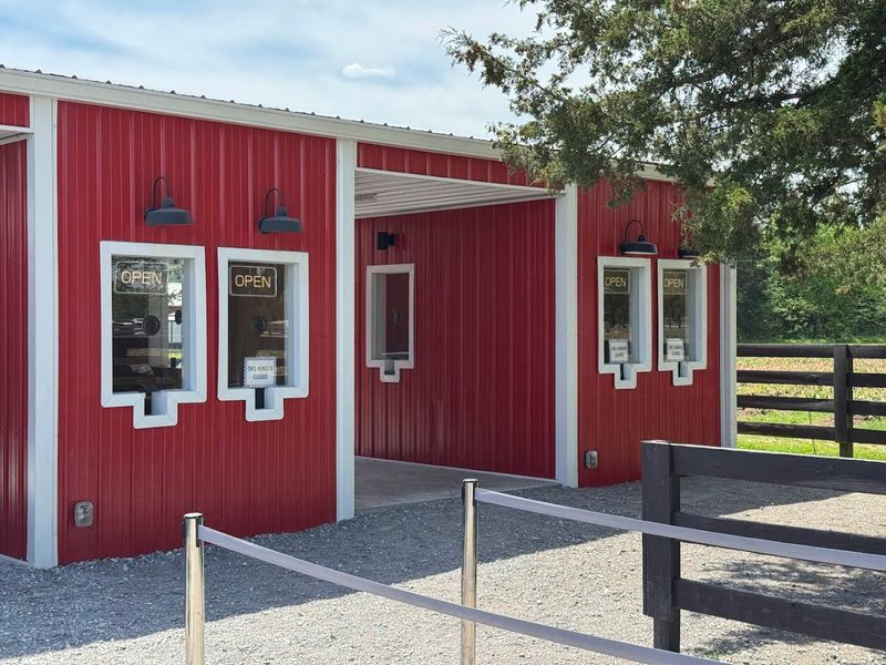 Lucky Ladd Farms Bakery & Country Store — Eagleville