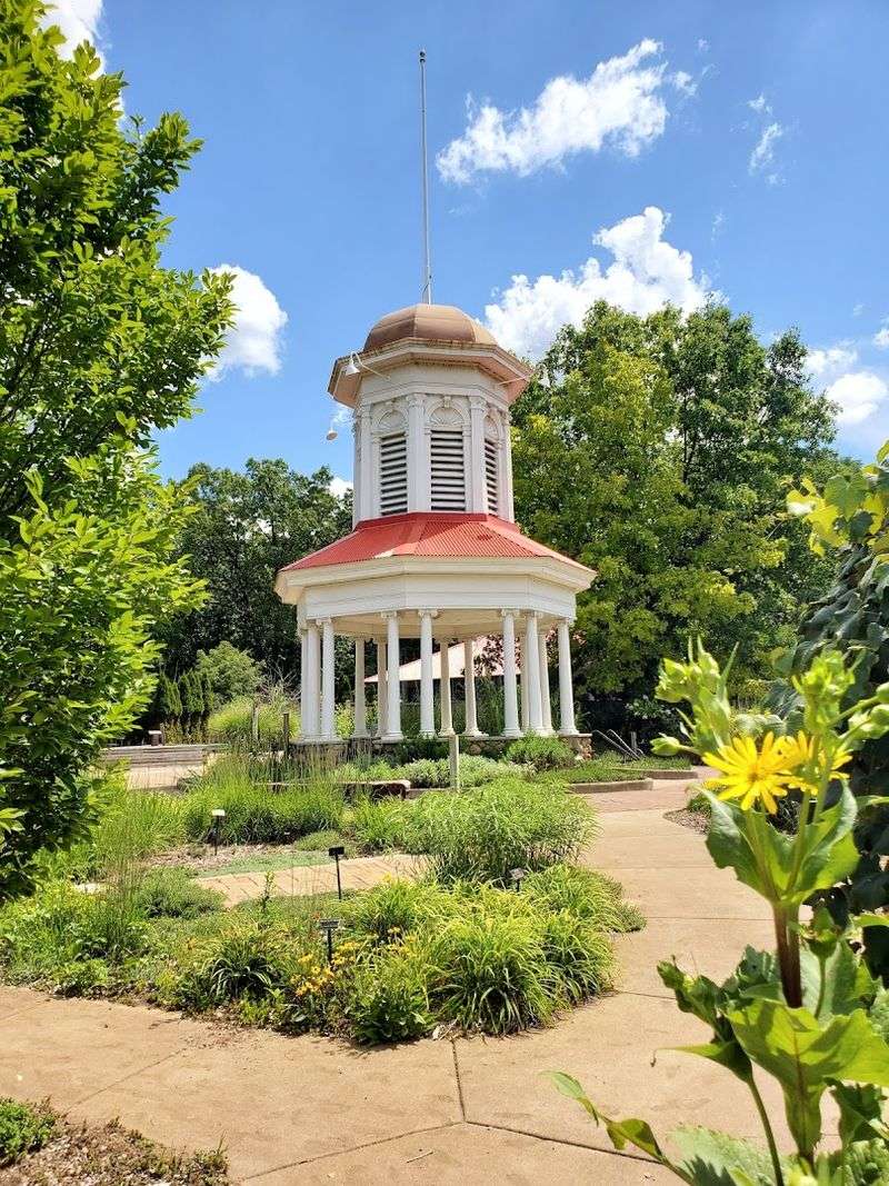 Michigan's Free Arboretum Secret: No Ticket, No Catch, Just Open Gates