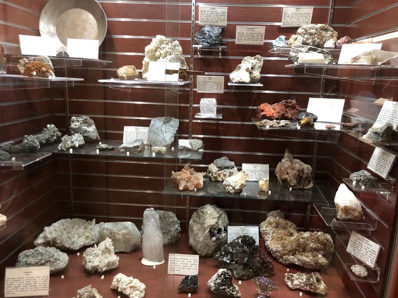 Minerals, rocks, and specimens for curious minds Minerals, rocks, and specimens for curious minds