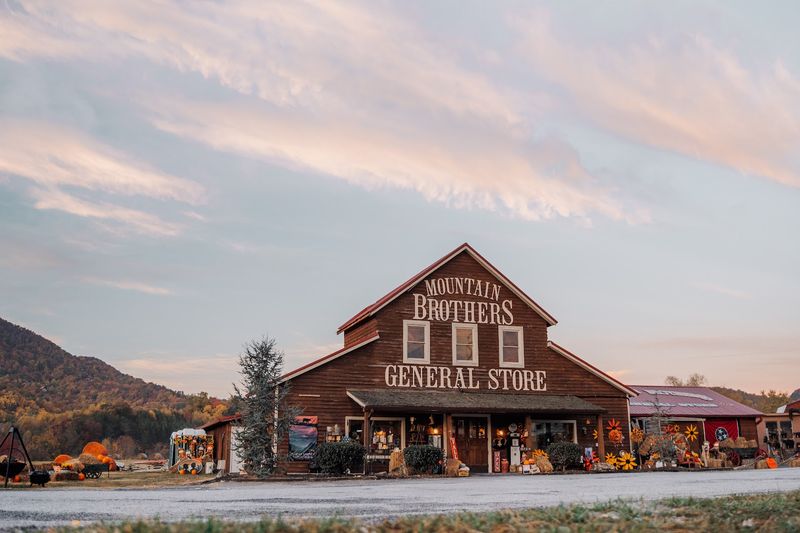 Mountain Brothers General Store - Pigeon Forge