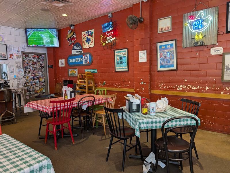 Old-School Diner Atmosphere With Zero Pretension Old-School Diner Atmosphere With Zero Pretension