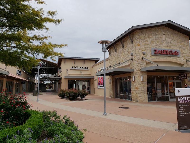 Open-Air Layout That Beats Indoor Malls Open-Air Layout That Beats Indoor Malls