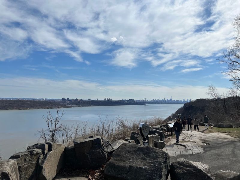 Palisades Scenic Byway - Fort Lee Historic Park, Rockefeller Lookout, and State Line Lookout