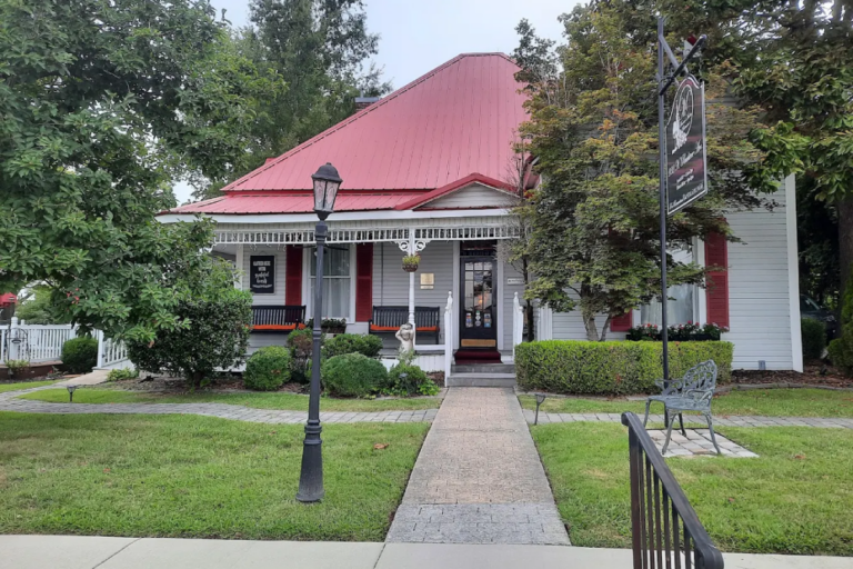 People Can’t Believe They Waited So Long To Try This Hidden Tennessee Italian Restaurant
