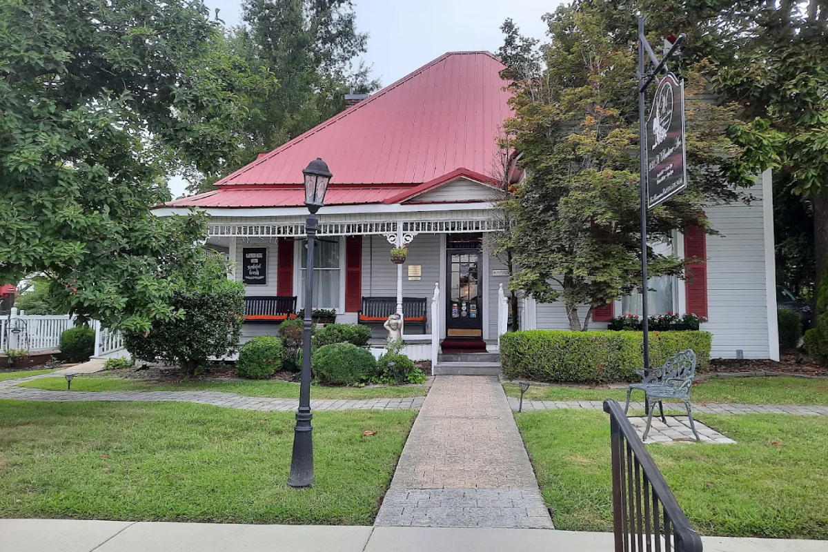 People Can't Believe They Waited So Long To Try This Hidden Tennessee Italian Restaurant