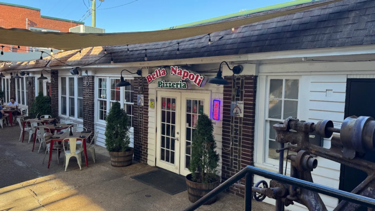 People Travel From All Over Tennessee To Try The Pizza At This Cozy Spot