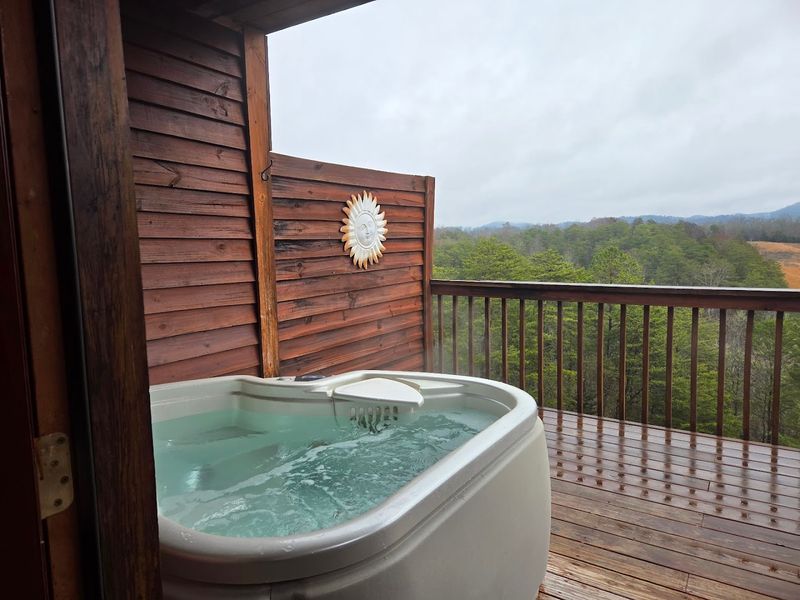 Private Hot Tubs Make the Views Feel Even Better Private Hot Tubs Make the Views Feel Even Better