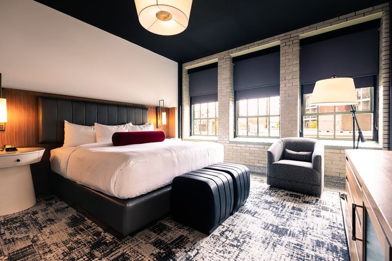 Rooms That Favor Space Over Flash Rooms That Favor Space Over Flash